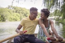 Young couple rowing on lake in Central Park, New York City, USA — Stock Photo