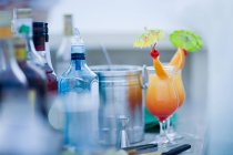 Алкогольные коктейли с оранжевыми кусочками — стоковое фото