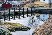 Edifícios refletidos na água, Reine, Lofoten, Noruega — Fotografia de Stock