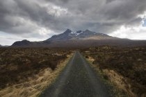 Дорога, ведущая через горы Куиллин, Слигачан, остров Скай, Шотландия — стоковое фото