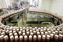 Bebidas engarrafadas sendo feitas em uma fábrica — Fotografia de Stock