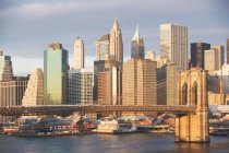 New York City skyline et pont sous un soleil éclatant — Photo de stock