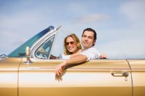Junges Paar fährt Cabrio — Stockfoto
