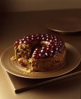 Gâteau de couronne de cerise sur plaque en céramique — Photo de stock