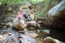 Kinder auf Felsen am Fluss — Stockfoto