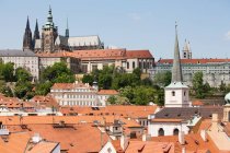 Vue aérienne du paysage urbain de Prague pendant la journée, République tchèque — Photo de stock