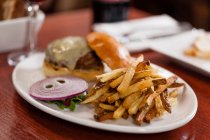 Hamburger e patatine fritte servite sul tavolo — Foto stock