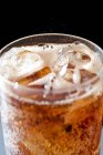 Bevanda alla cola con cubetti di ghiaccio in vetro — Foto stock