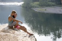 Молода пара, сидячи на скелі карниз, Гамбург, штат Пенсільванія, США — стокове фото