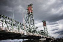 Low angle view of Hawthorn Bridge over Willamette River, Portland, Oregon, US — Stock Photo