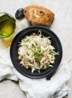 Stillleben eines Salattellers mit Olivenbrot — Stockfoto