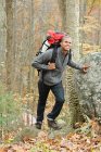 Молодий чоловік в лісі з рюкзаком — стокове фото