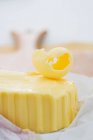 Bloco de manteiga com fatia, tiro de perto — Fotografia de Stock