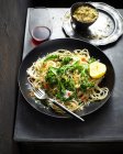 Piatto di pasta con broccoli e metà limone — Foto stock
