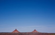 Zwei Felsformationen und blauer Himmel — Stockfoto