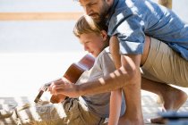 Padre e hijo tocando la guitarra - foto de stock