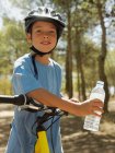 Rapaz de bicicleta — Fotografia de Stock