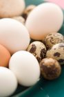 Verschiedene bunte Eier — Stockfoto