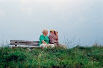 Elderly couple using binoculars — Stock Photo