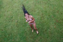 Retrato de mujer joven arrojando el pelo largo y húmedo en el césped, Santa Rosa Beach, Florida, EE.UU. - foto de stock