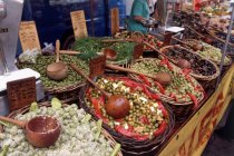 Oliven in Schalen am Marktstand st. remy, Frankreich — Stockfoto