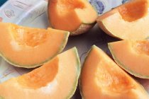 Juicy cantaloupe melon slices on plate — Stock Photo