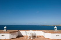 Terraza y vistas al mar, Playa Blanca, Lanzarote - foto de stock
