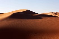 Пустельні піщані дюни під блакитним небом — стокове фото