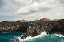 Costa rocciosa di Los Hervideros con cielo nuvoloso, Lanzarote — Foto stock
