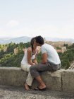Paar küsst sich in der Nähe der Alhambra — Stockfoto