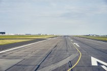 Зменшення перспективи злітно-посадкової смуги аеропорту під блакитним небом — стокове фото