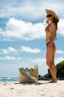 Жінка стоїть на піщаному пляжі, Мустік, Гренадинові острови. — стокове фото