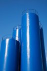Синій хімічний резервуар для зберігання під чистим небом — стокове фото