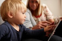 Pai, mãe e filho usando tablet digital — Fotografia de Stock
