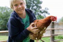 Ortrait de garçon tenant du poulet — Photo de stock