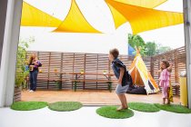 Enfants jouant sur le patio — Photo de stock
