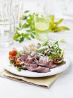 Тарілка салату зі смаженою яловичиною, помідорами та картоплею — стокове фото
