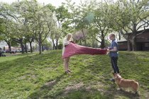 Giovane coppia agitazione picnic coperta nel parco — Foto stock