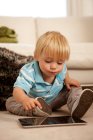 Хлопчик використовує цифровий планшет — стокове фото