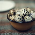 Ovos de codorna em tigela de metal vintage — Fotografia de Stock