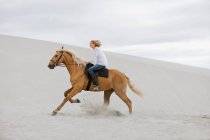 Fille équitation cheval sur la plage — Photo de stock