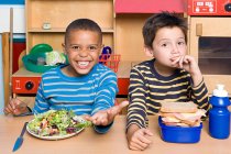 Dos chicos almorzando - foto de stock