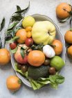 Vista superior de frutas y verduras coloridas en el plato de servir - foto de stock