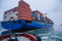 Schlepper manövrieren Containerschiff auf dem Fluss, Tacoma, Washington, USA — Stockfoto