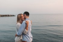 Romantisches Paar umarmt sich am Lake Ontario, Toronto, Kanada — Stockfoto