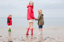 Mother and children by the sea — Stock Photo