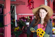 Fleuriste tenant bouquet dans la boutique — Photo de stock