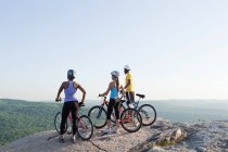 Drei Radfahrer blicken auf Sicht — Stockfoto
