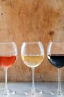 Bevande a base di vino rosa, bianco e rosso in bicchieri — Foto stock