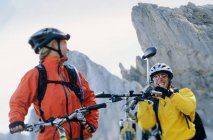 Гірські велосипедисти обличчям до лиця — стокове фото